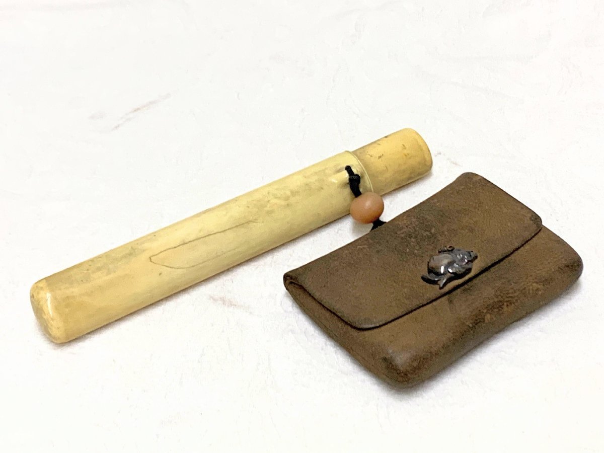 10679/時代提物 革製金工猿桃前金具煙草入 珊瑚緒締玉装飾 骨煙管筒牙