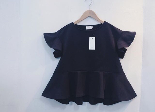 新品フリルTシャツカットソー 未使用yori drawer トゥモローM