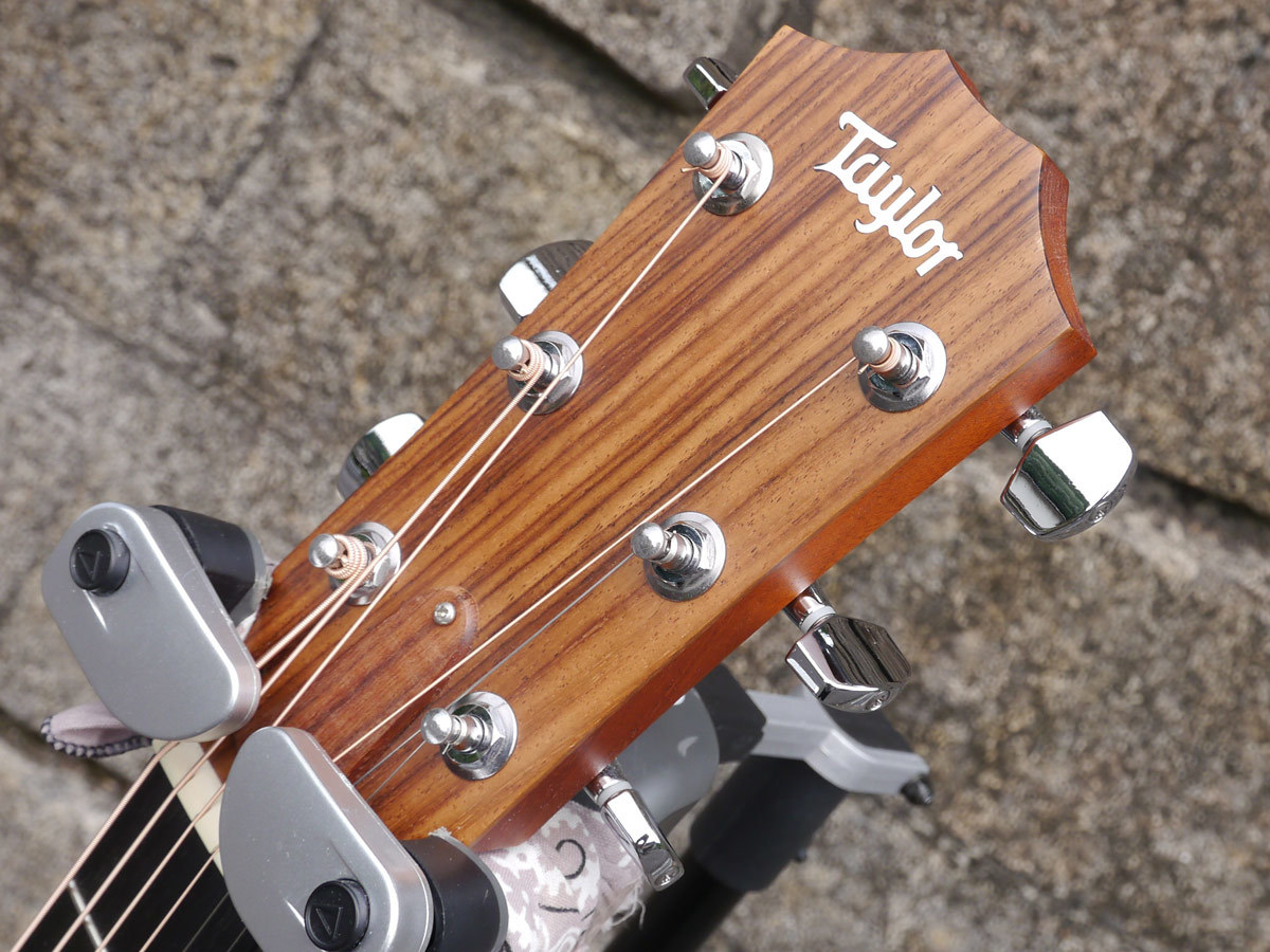 □Taylor 114ce ☆小物のオマケ付き テイラーアコースティックギター