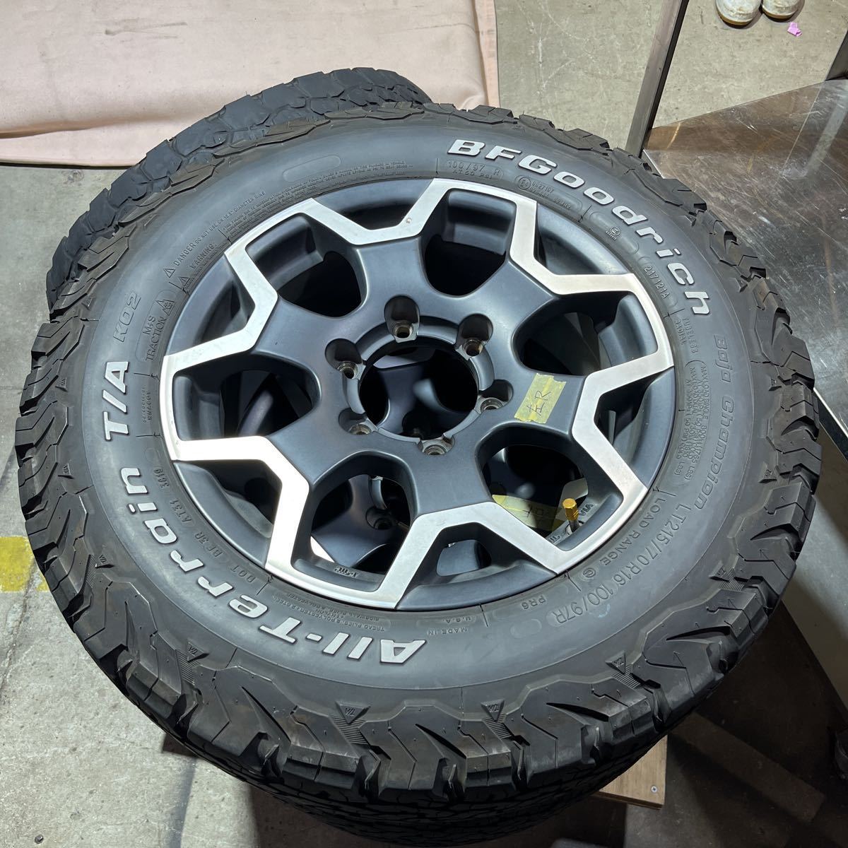 ハイエース T⁄A 195⁄80R15 107S バリ溝グッドリッチAT215⁄75⁄15 