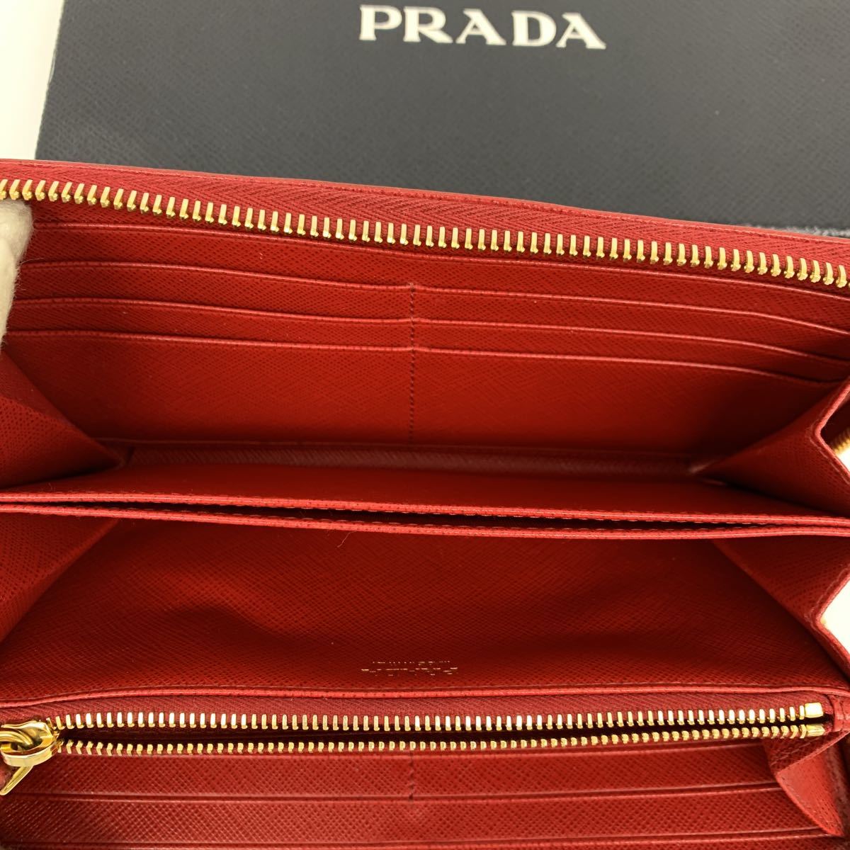プラダPRADAラウンドファスナーレッド系 PRADA ラウンド