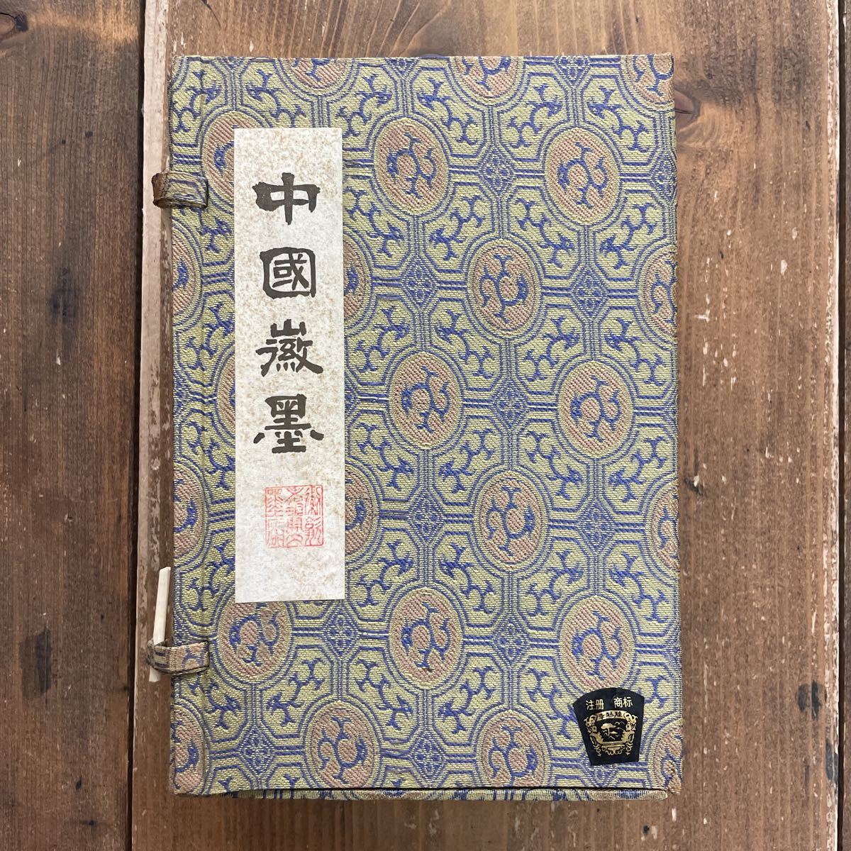古墨 2点 黄山松煙 徽州老胡開文 古玩 書道具 アンティーク 中国墨