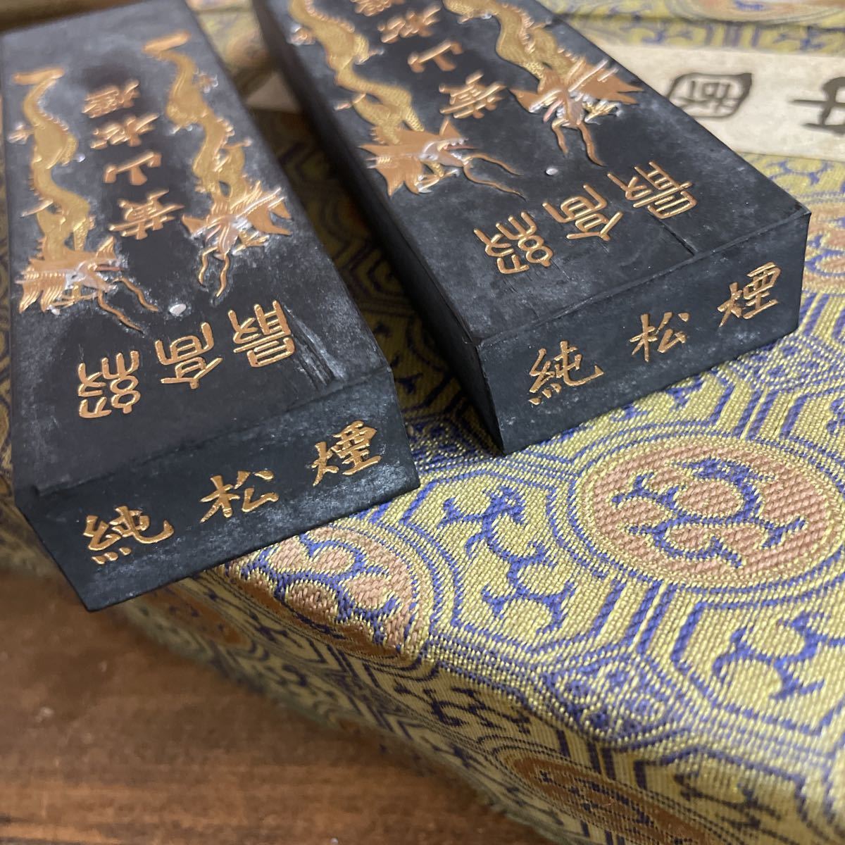 古墨 2点 黄山松煙 徽州老胡開文 古玩 書道具 アンティーク 中国墨