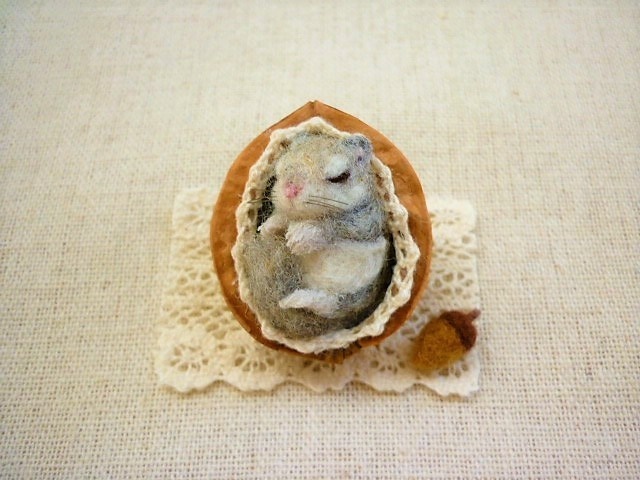 ミニチュア ハンドメイド 羊毛フェルト モモンガ クルミのベッド 胡桃 