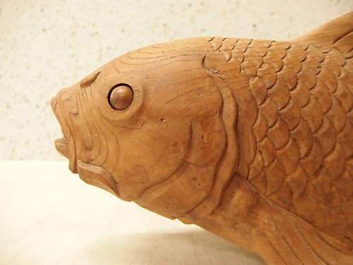 0920001s【木彫り 玉咥え 鯉 置物】工芸品/木製/魚/全長51.5cm/中古品