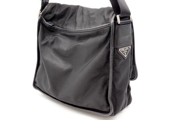 美品✨PRADA メッセンジャーバッグ ロゴ型押し金具 フラップ 黒 三角