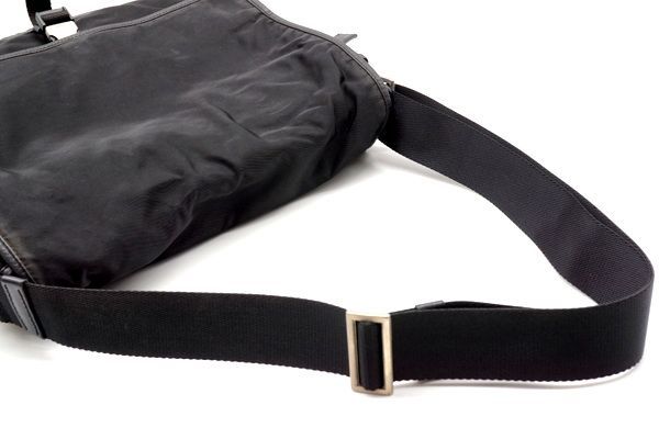 美品✨PRADA メッセンジャーバッグ ロゴ型押し金具 フラップ 黒 三角