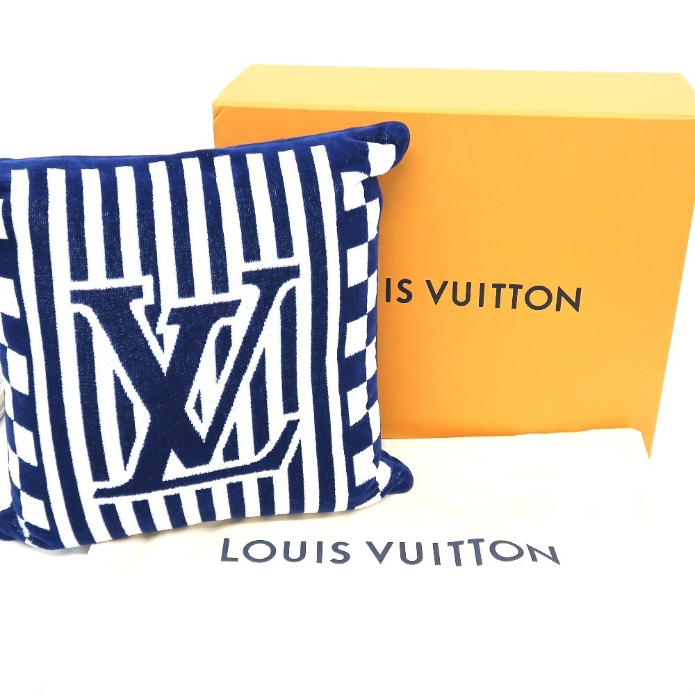 クッション LOUIS LV ルイ・ヴィトン クッサン・プラージュ VUITTON VUITTON（クッション）のフリマアイテム一覧 プラージュ ルイ·ヴィトンクッションからインスパイアされたバッグ「クッサン ルイ・ヴィトン“クッション着想”バッグ「クッサン」新色、鮮やかピンク ヴィトン ルイヴィトン クッサン | Coussin GOETHE