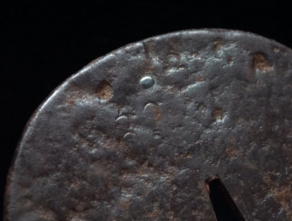 大鍔86.5mm 無銘無櫃孔鉄鍔「月下海浜図」金・銀・赤銅象嵌露象嵌 桐箱