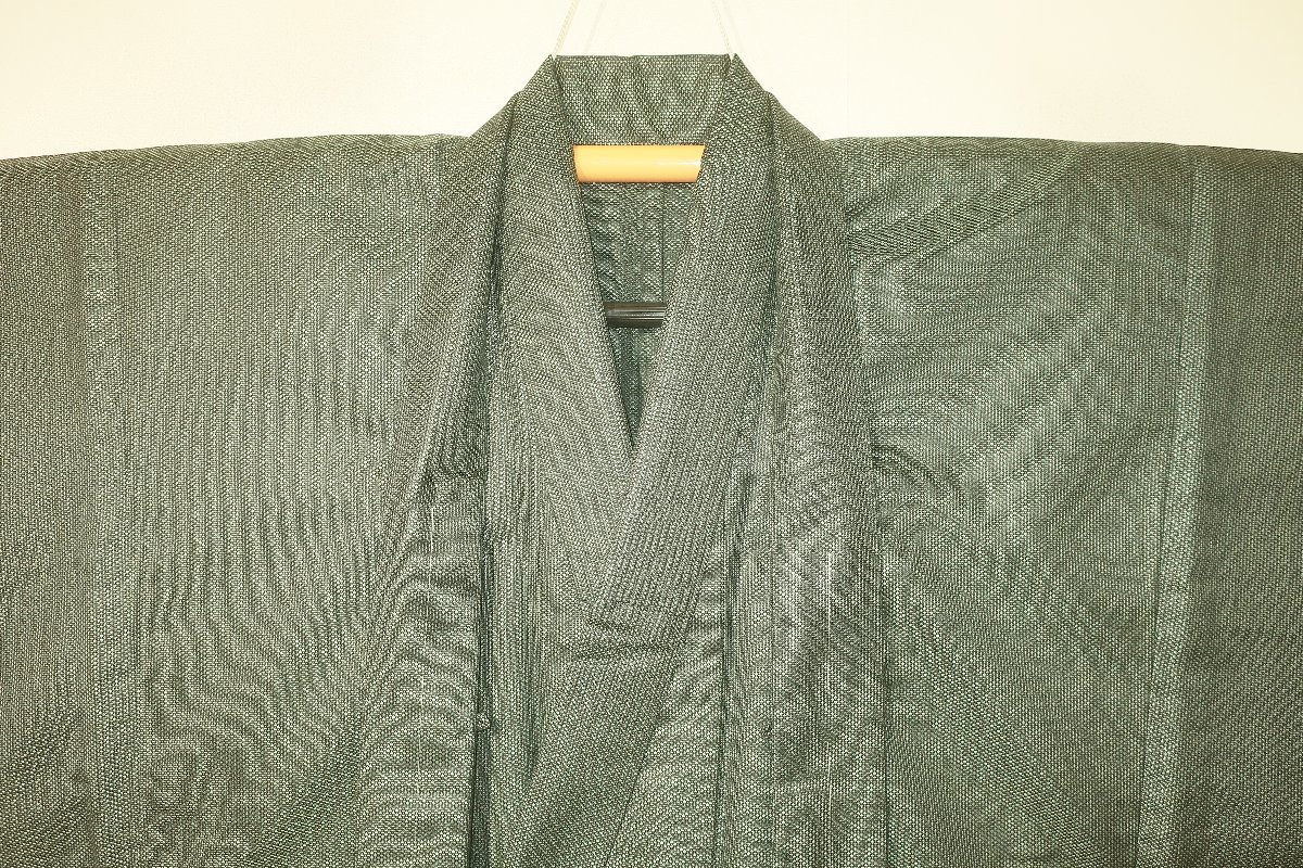壱日4343 本絹交ぜ織伊勢崎お召調 男着物羽織 裄66丈141К青銅灰緑色濃淡梨地 未着用 正絹 男羽織 袷 -男性 孔雀青にピンクとアイボリーの小花と蝶・アイボリー袴（無地） 一般(男性和服、着物)の中古品