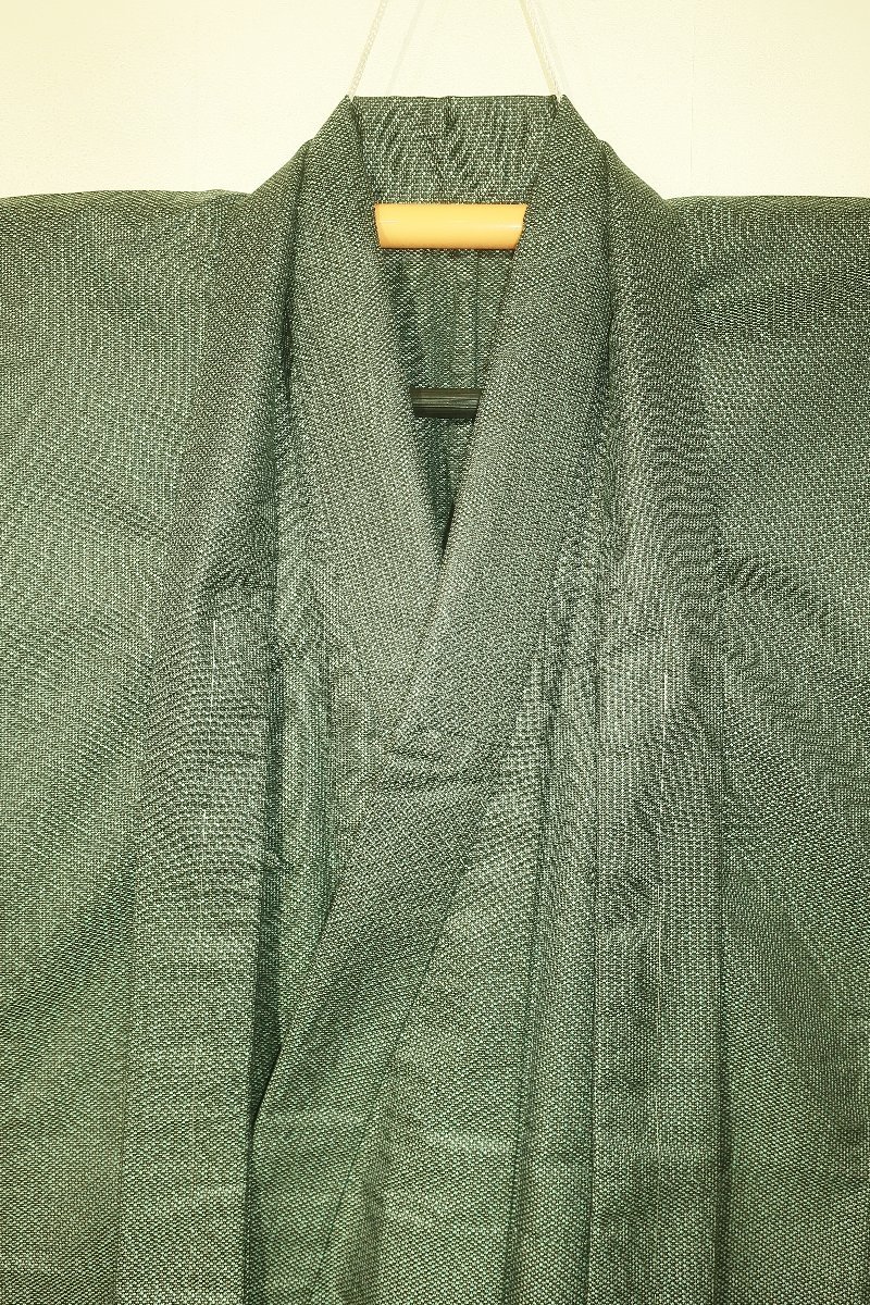 壱日4343 本絹交ぜ織伊勢崎お召調 男着物羽織 裄66丈141К青銅灰緑色濃淡梨地 未着用 正絹 男羽織 袷 -男性 孔雀青にピンクとアイボリーの小花と蝶・アイボリー袴（無地） 一般(男性和服、着物)の中古品