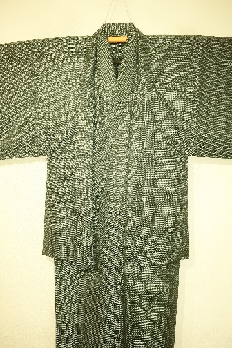 壱日4343 本絹交ぜ織伊勢崎お召調 男着物羽織 裄66丈141К青銅灰緑色濃淡梨地 未着用 正絹 男羽織 袷 -男性 孔雀青にピンクとアイボリーの小花と蝶・アイボリー袴（無地） 一般(男性和服、着物)の中古品