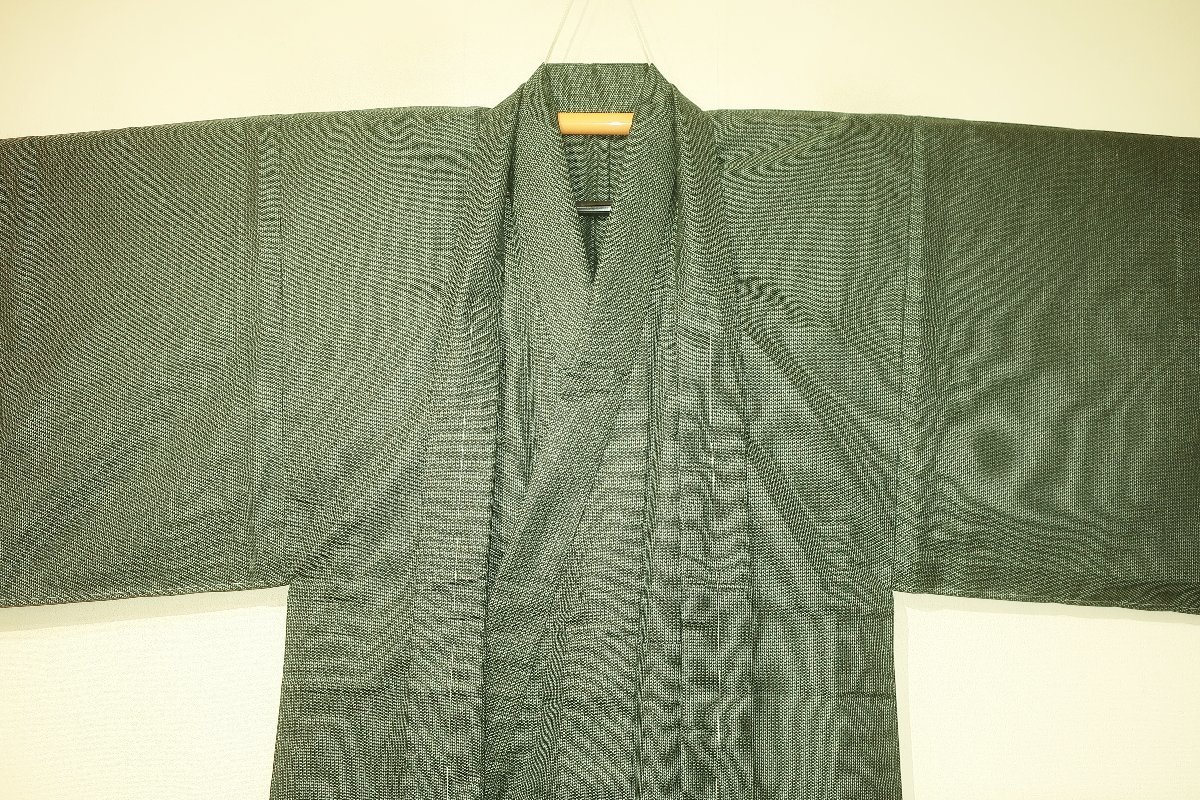 壱日4343 本絹交ぜ織伊勢崎お召調 男着物羽織 裄66丈141К青銅灰緑色濃淡梨地 未着用 正絹 男羽織 袷 -男性 孔雀青にピンクとアイボリーの小花と蝶・アイボリー袴（無地） 一般(男性和服、着物)の中古品