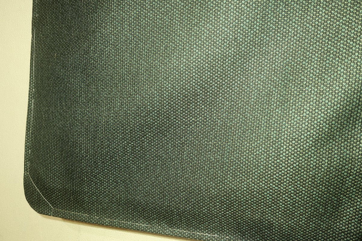 壱日4343 本絹交ぜ織伊勢崎お召調 男着物羽織 裄66丈141К青銅灰緑色濃淡梨地 未着用 正絹 男羽織 袷 -男性 孔雀青にピンクとアイボリーの小花と蝶・アイボリー袴（無地） 一般(男性和服、着物)の中古品