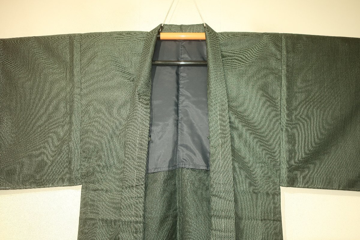 壱日4343 本絹交ぜ織伊勢崎お召調 男着物羽織 裄66丈141К青銅灰緑色濃淡梨地 未着用 正絹 男羽織 袷 -男性 孔雀青にピンクとアイボリーの小花と蝶・アイボリー袴（無地） 一般(男性和服、着物)の中古品