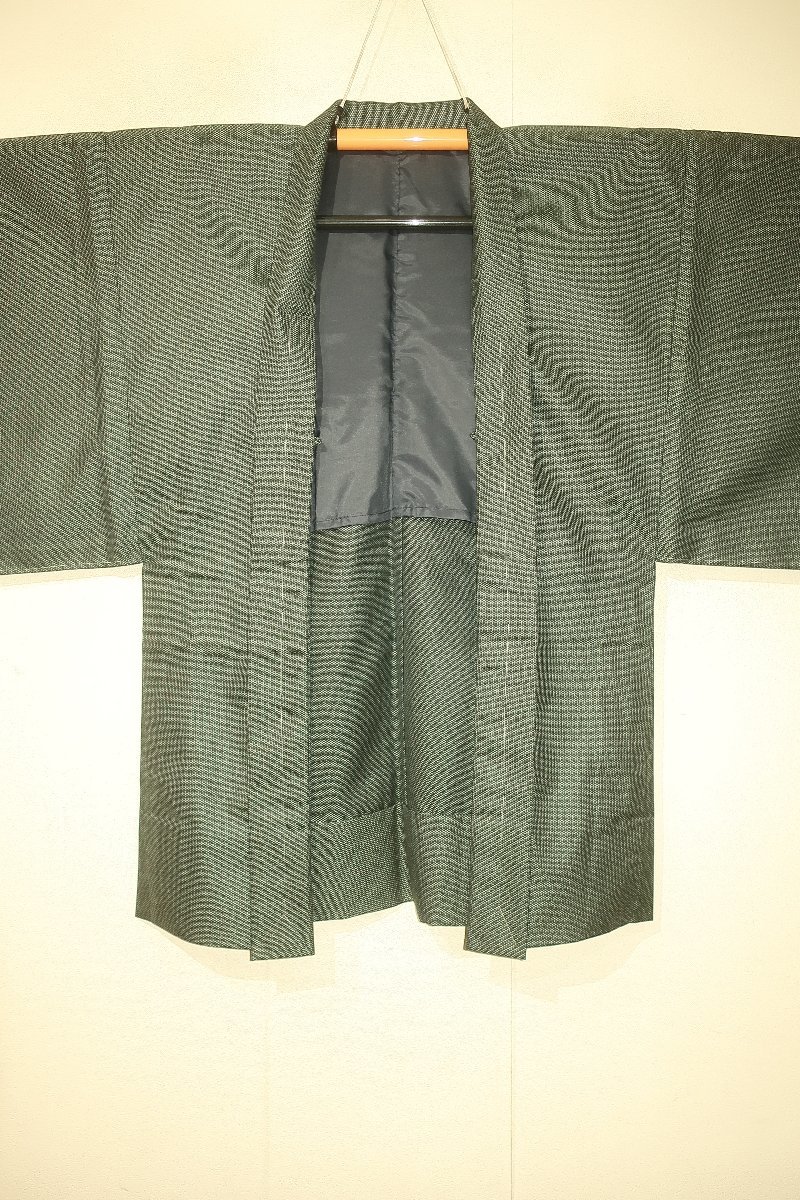 壱日4343 本絹交ぜ織伊勢崎お召調 男着物羽織 裄66丈141К青銅灰緑色濃淡梨地 未着用 正絹 男羽織 袷 -男性 孔雀青にピンクとアイボリーの小花と蝶・アイボリー袴（無地） 一般(男性和服、着物)の中古品