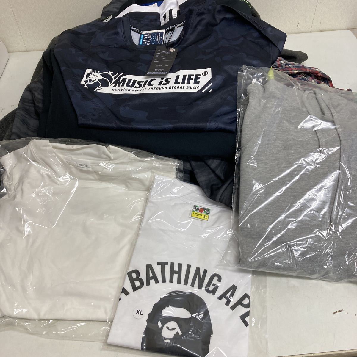 メンズ服　まとめ売り　No.6 タグ付け品　未開封品多数あり まとめ売り メンズ アウトドアブランドMIX 8H12G 口紅ほか J74523932