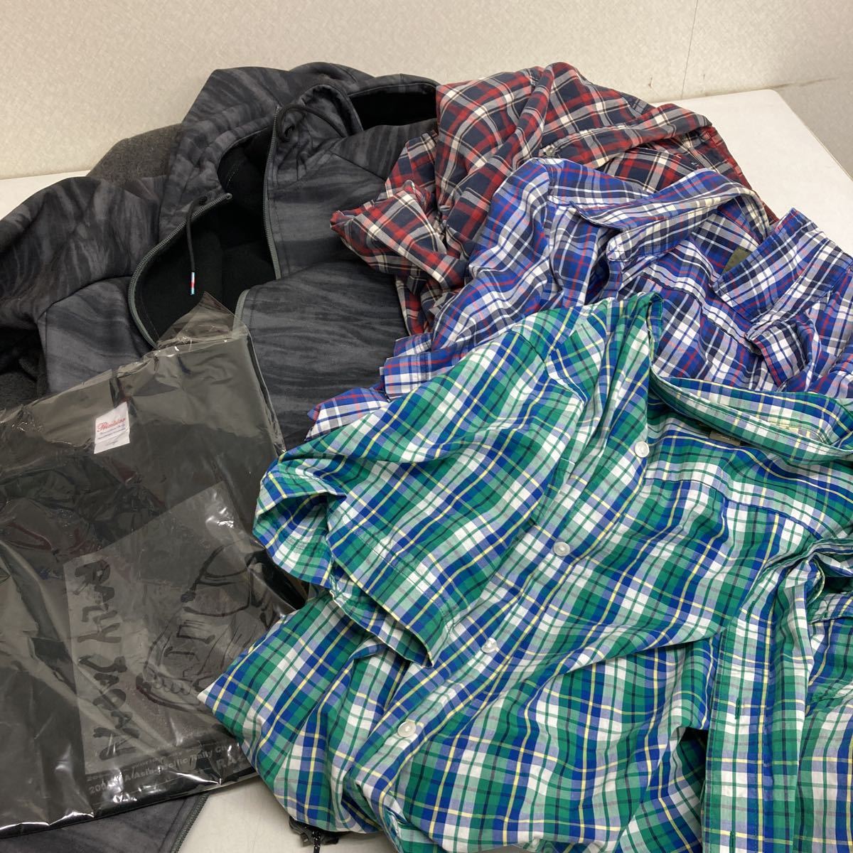 メンズ服　まとめ売り　No.6 タグ付け品　未開封品多数あり まとめ売り メンズ アウトドアブランドMIX 8H12G 口紅ほか J74523932