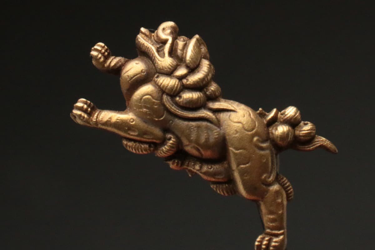 目貫 無銘 武具 容彫 金色絵 日本刀 刀装具 後藤 s-128 唐馬