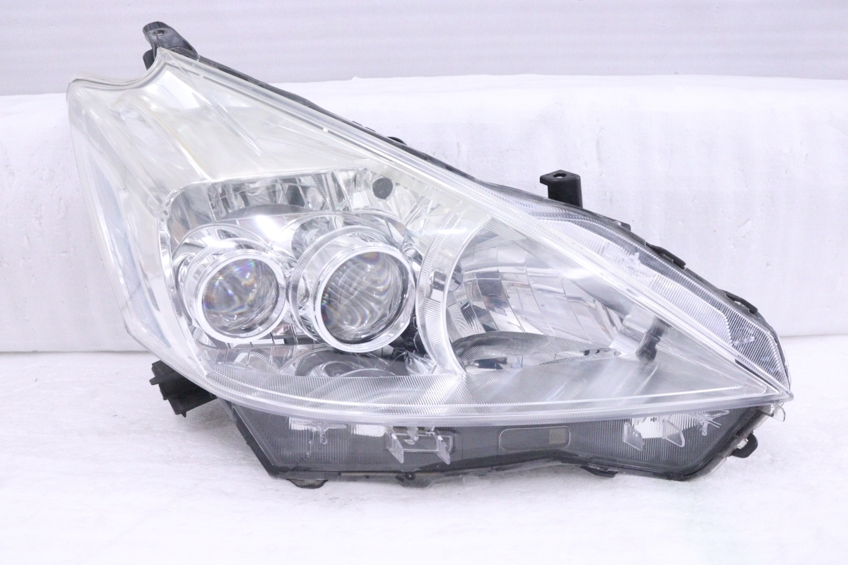20-2239★中期 LED ZVW40W プリウスα★右ヘッドライト KOITO 47-42 打刻:3 メッキ 純正★トヨタ (UK)