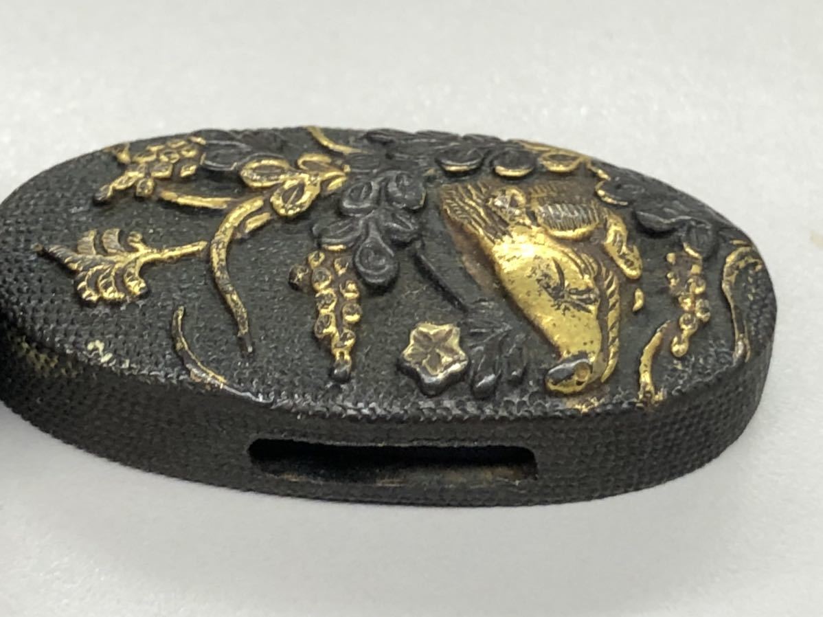 【草花図縁 赤銅魚子地 金銀銅象嵌】 刀装具 縁頭 鍔 鐔 日本刀 武具 骨董 日本刀 縁頭 鯉の図 金象嵌 刀装具 鯉図縁頭 (FU-010926)｜刀・日本刀