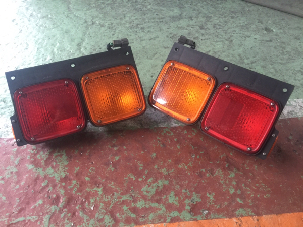 美品クオン純正二連テールランプ 左右セット
