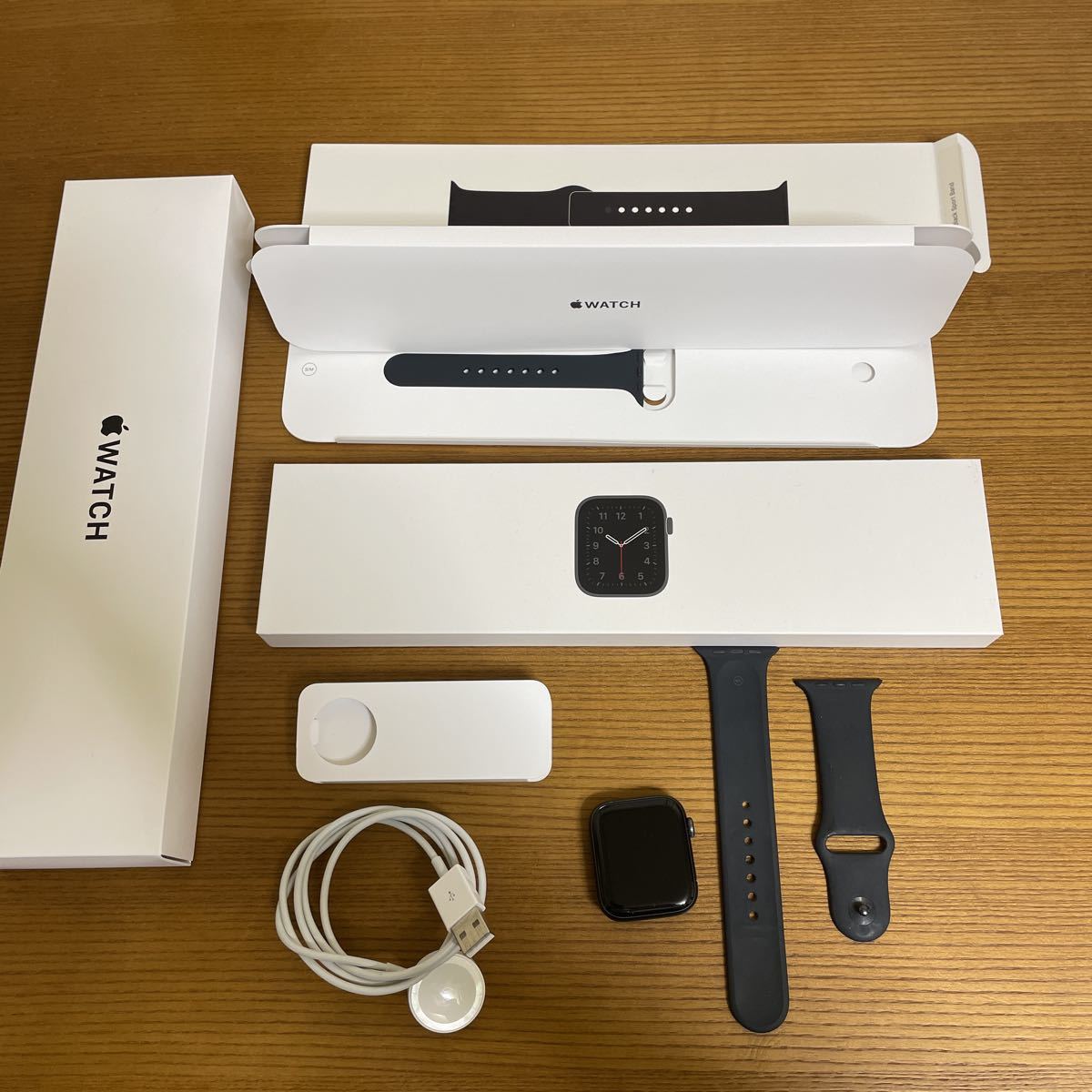 お得，安い Apple Watch seスペースグレイ(スマートウォッチ本体)｜売買されたオークション情報、yahooの商品情報をアーカイブ公開 - オークファン スマートウォッチ本体