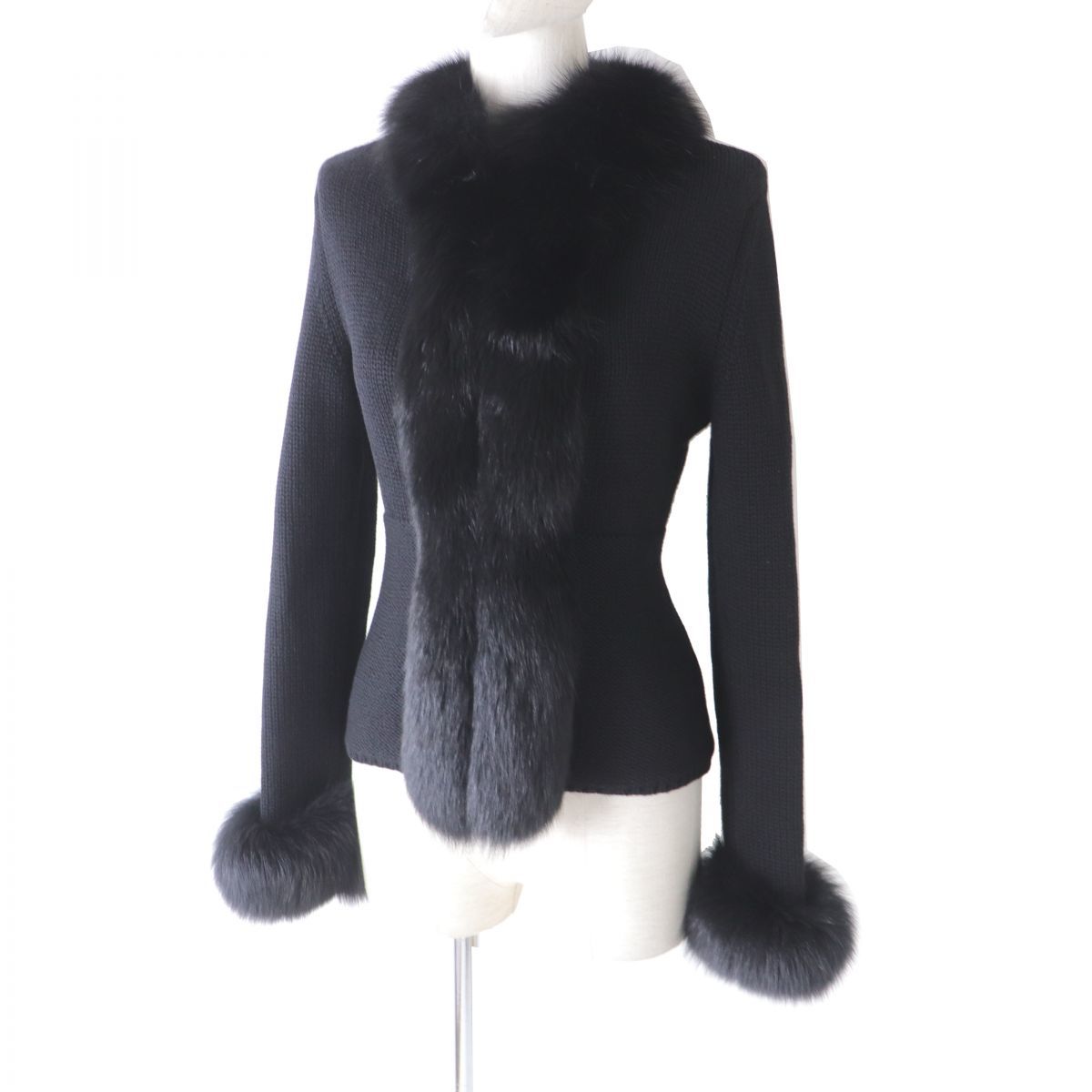 極美◎正規品 FOXEY BOUTIQUE selected CASHMERE フォクシー ブティック 16993 レディース FOXファー付き カシミヤ100％ ニットJK 黒 38 FOXEY - 極美⭐FOXEY フォクシーブティック カシミア100％ ページ