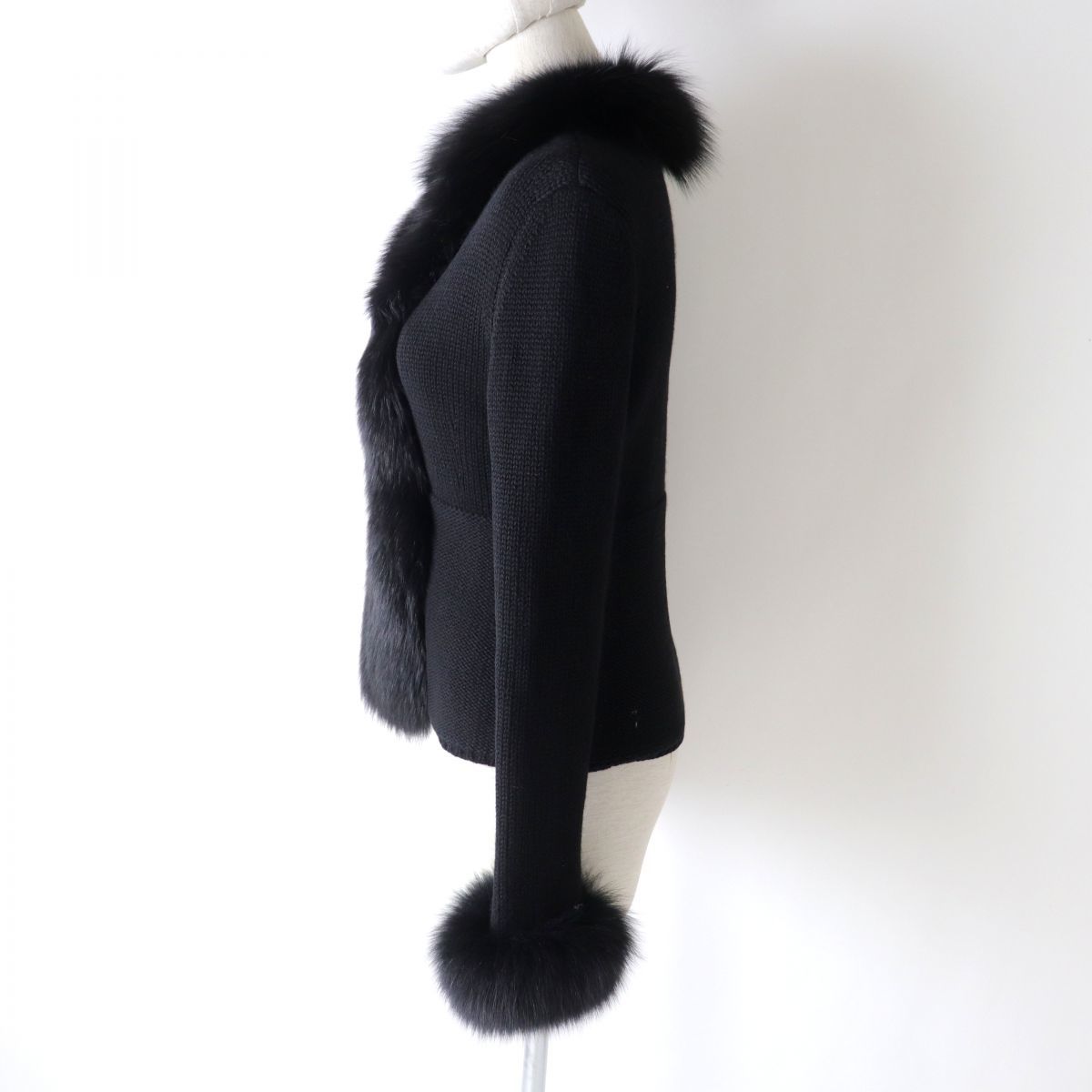 極美◎正規品 FOXEY BOUTIQUE selected CASHMERE フォクシー ブティック 16993 レディース FOXファー付き カシミヤ100％ ニットJK 黒 38 FOXEY - 極美⭐FOXEY フォクシーブティック カシミア100％ ページ