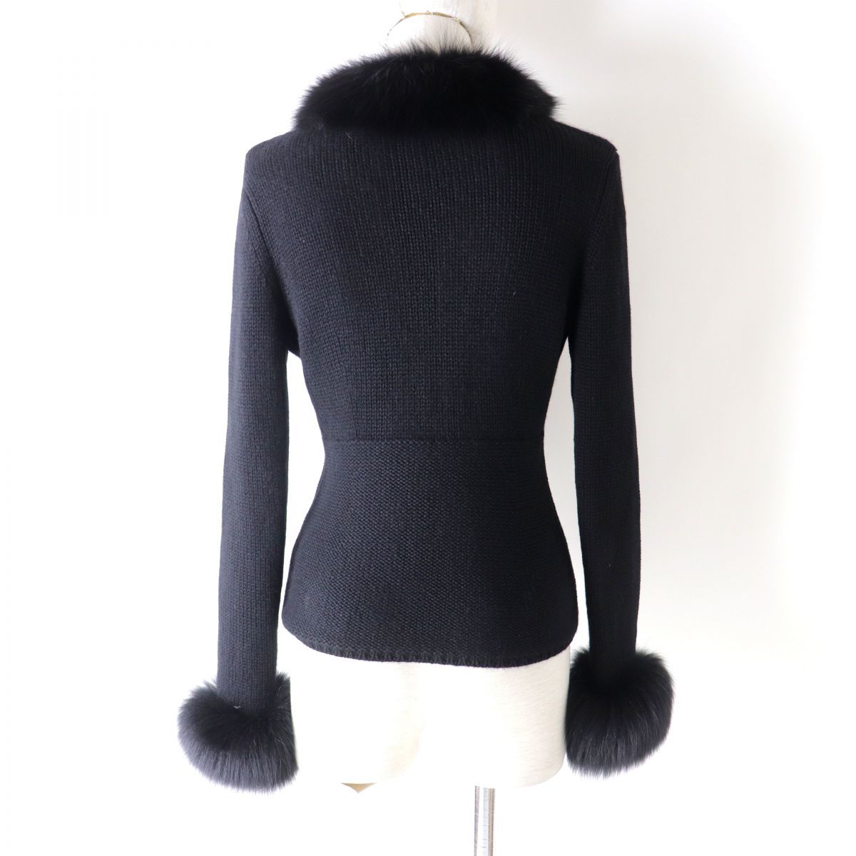 極美◎正規品 FOXEY BOUTIQUE selected CASHMERE フォクシー ブティック 16993 レディース FOXファー付き カシミヤ100％ ニットJK 黒 38 FOXEY - 極美⭐FOXEY フォクシーブティック カシミア100％ ページ