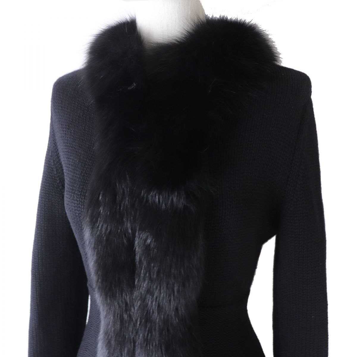 極美◎正規品 FOXEY BOUTIQUE selected CASHMERE フォクシー ブティック 16993 レディース FOXファー付き カシミヤ100％ ニットJK 黒 38 FOXEY - 極美⭐FOXEY フォクシーブティック カシミア100％ ページ