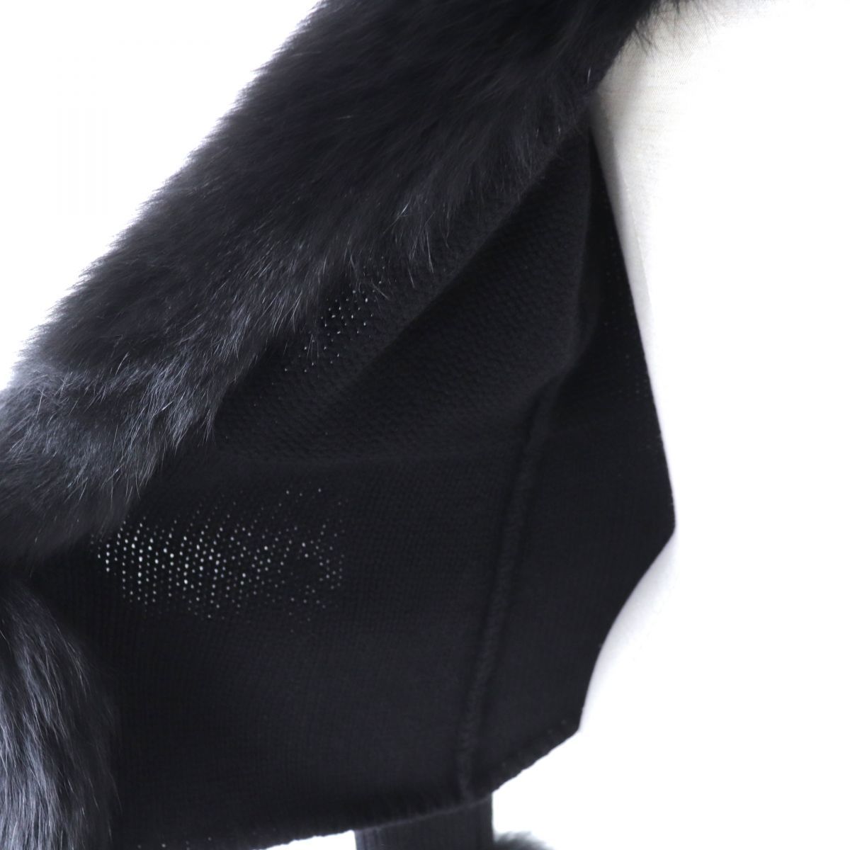 極美◎正規品 FOXEY BOUTIQUE selected CASHMERE フォクシー ブティック 16993 レディース FOXファー付き カシミヤ100％ ニットJK 黒 38 FOXEY - 極美⭐FOXEY フォクシーブティック カシミア100％ ページ
