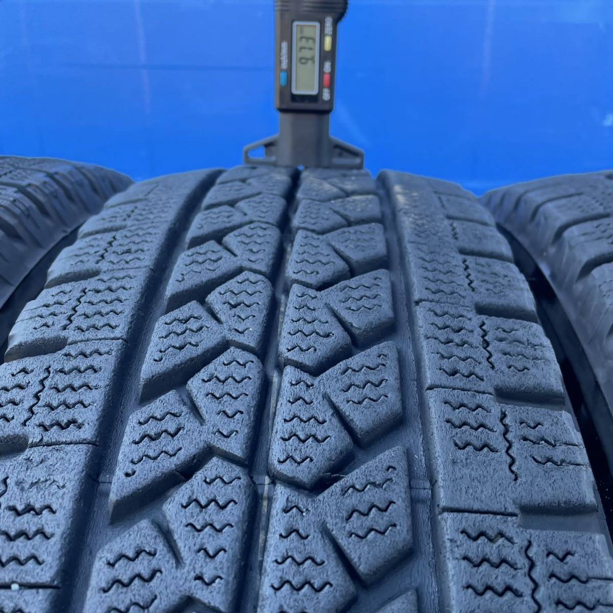 205/70R16 111/109 L LT ブリヂストン BLIZZAK スタッドレスタイヤ205 