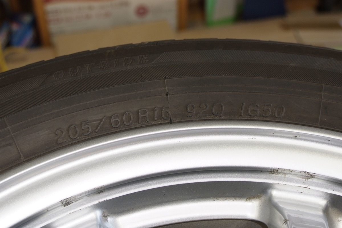 ヨコハマ アイスガード(iceGUARD iG50 PLUS)205/60R16 92Q　プリウスアルファ純正アルミホイール付_2