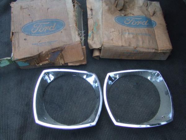 74～78 フォード マスタングⅡ ヘッドライトトリム D4ZZ-13064