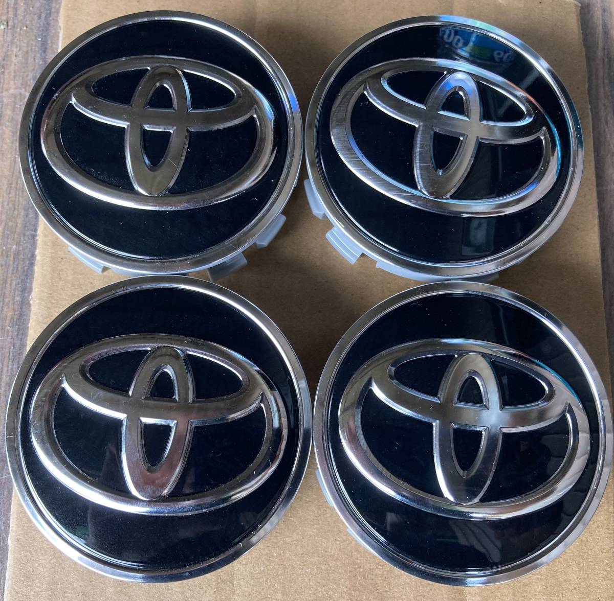 安い，豊富な 新車外し トヨタ純正センターキャップ 4個 ハリアー RAV4 ヴォクシー ノア エスクアイア カムリ アルファード ヴェルファイア マークX(純正品)｜売買されたオークション情報、yahooの商品情報 純正品