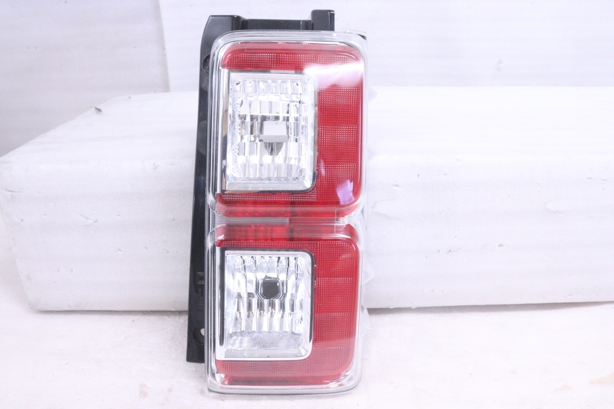 2Y-1140★美品★LED LA700S ウェイク★右テールライト TOKAIDENSO 20518 打刻:D ユニット 純正★ダイハツ (UK)