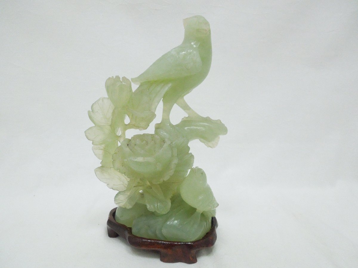 翡翠 鳥と花の彫刻 木製台座付き。 0842 翡翠？ 彫刻 置物 鳥 花 小鳥 木製台座付 オブジェ インテリア