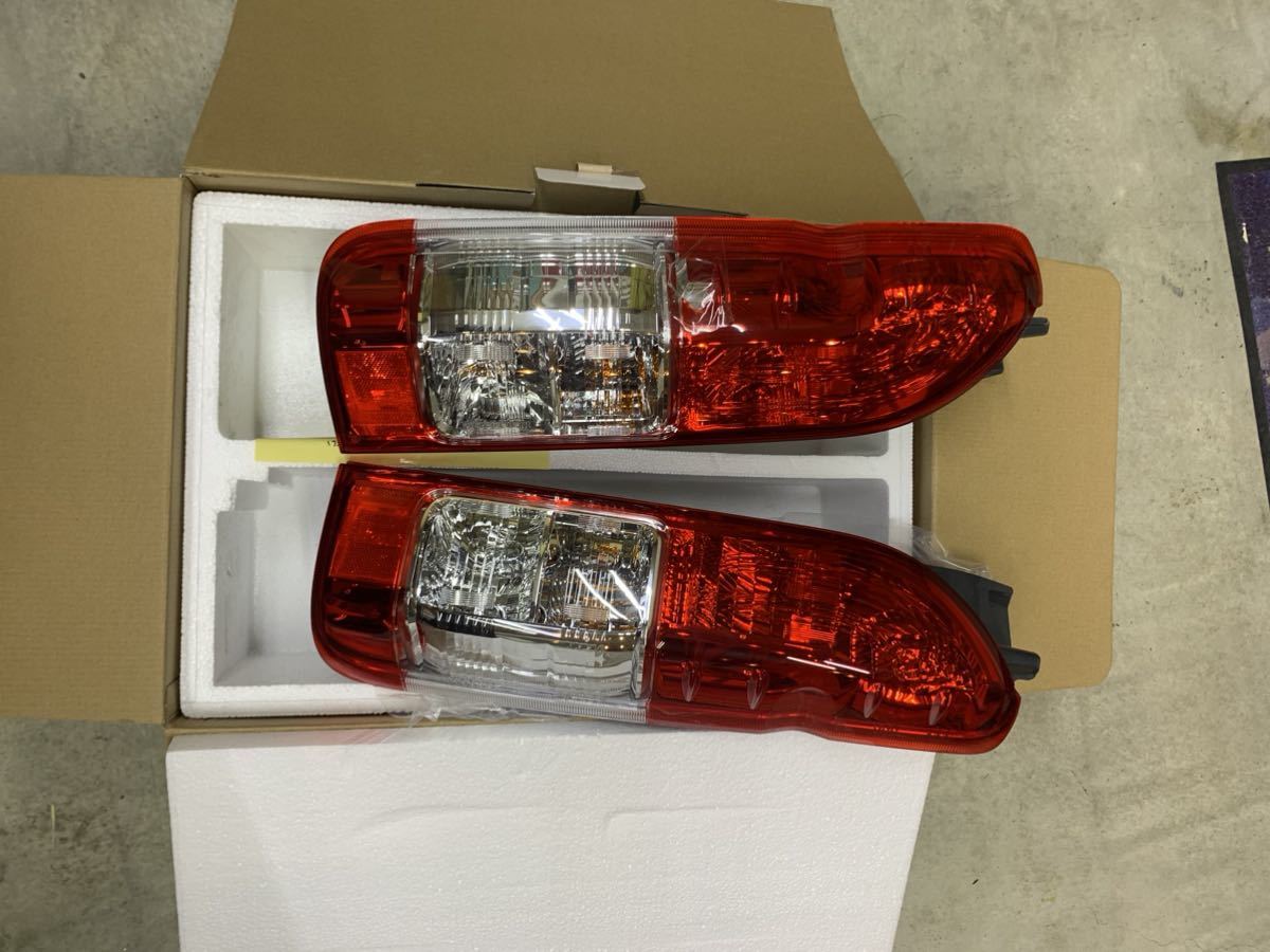 新車外し 200系ハイエース テールランプ テールランプ トヨタ
