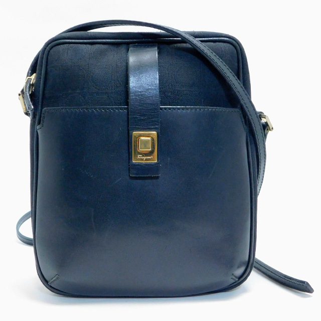 Ferragamoフェラガモ ミニショルダーバッグ サコッシュ ガンチーニ 黒