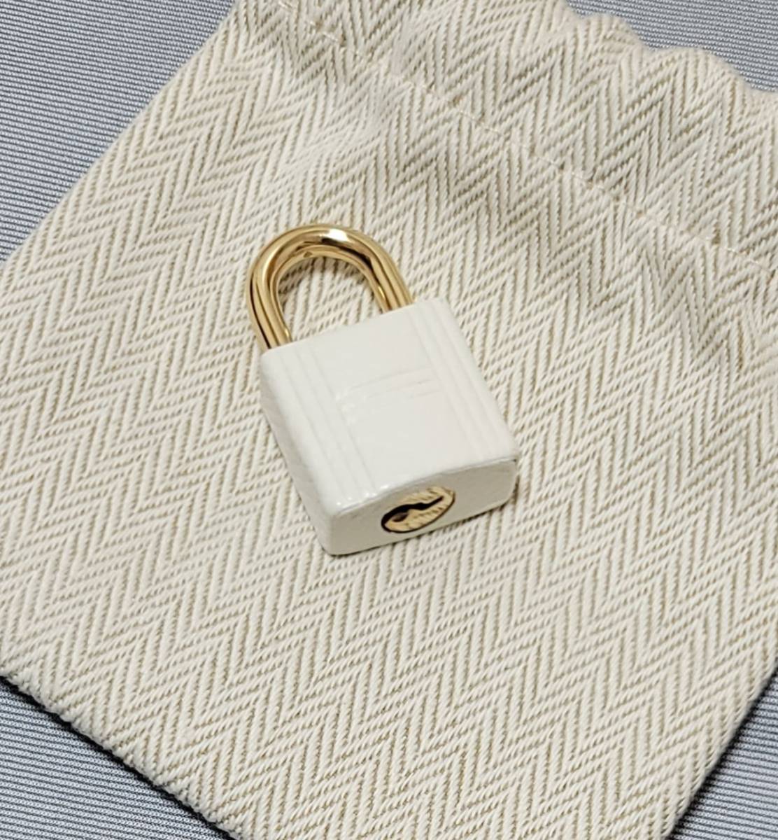 ★美品★エルメス HERMES カデナ 南京錠 チャーム ペンダント ヘッド キーホルダー ゴールド金具 ネックレストップ バーキン バックケリー 
