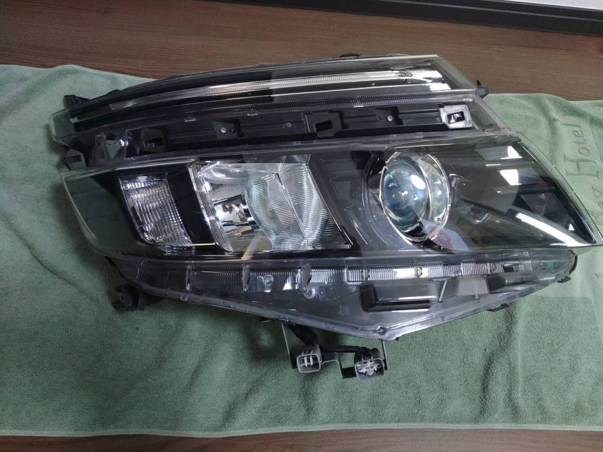 ヴォクシー 80 ZRR80 純正 右 ヘッドライト LED ICHIKOH 28-229 トヨタ