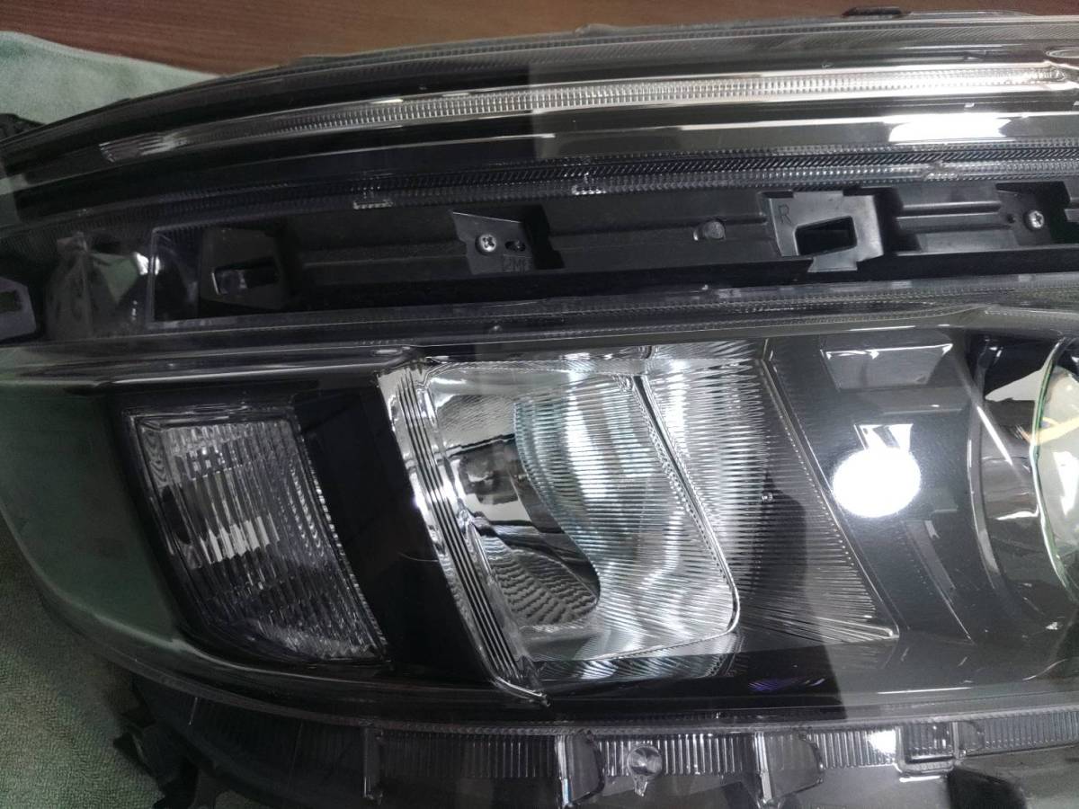 ヴォクシー 80 ZRR80 純正 右 ヘッドライト LED ICHIKOH 28-229 トヨタ