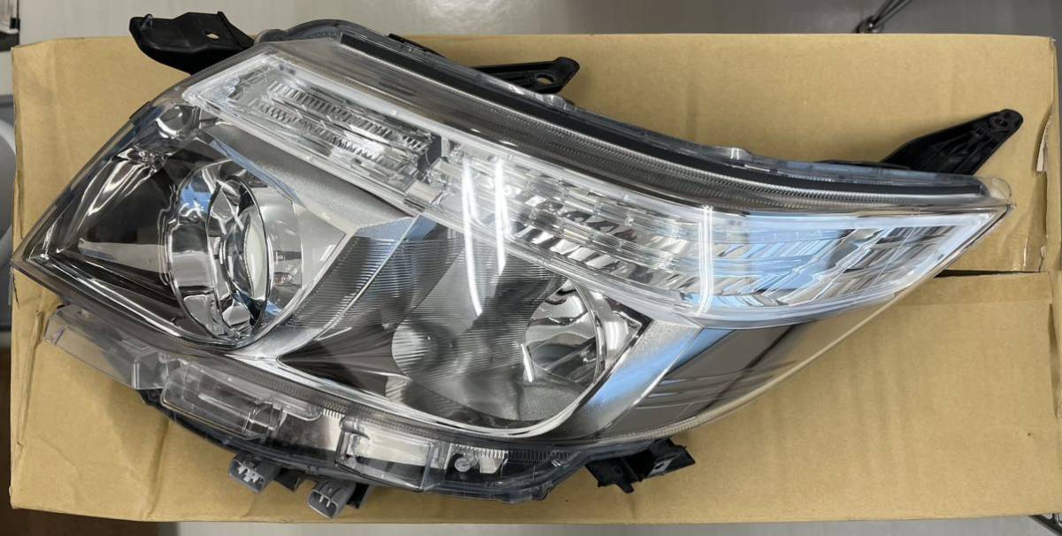 中古品・美品】トヨタ エスクァイア 左ヘッドランプ 81170-28D21
