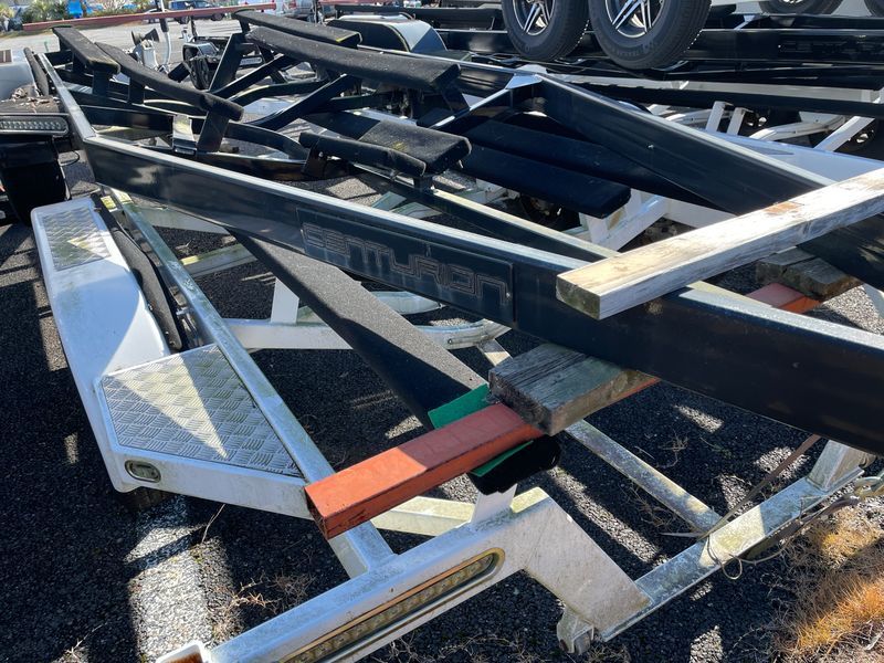中古ボートトレーラー 22ft～24ft用 船台や敷地内使用に！ （上の黒い方