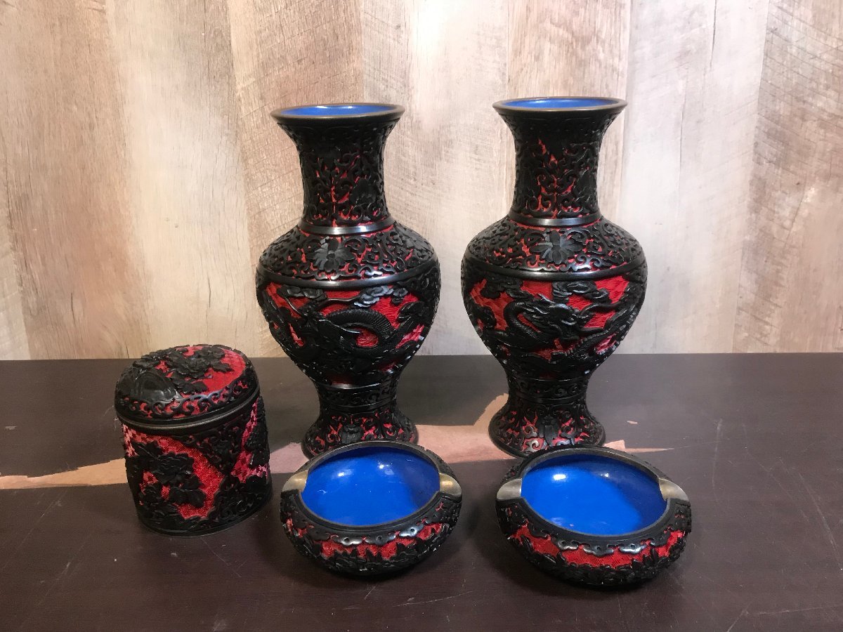 ☆中古☆ 中国古玩 堆朱 椎黒 花瓶 灰皿 蓋物 龍花彫刻 一式揃 堆朱 売切り屋銅板彫刻 |