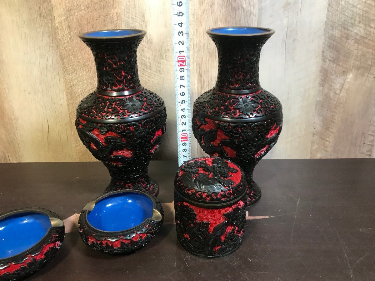 ☆中古☆ 中国古玩 堆朱 椎黒 花瓶 灰皿 蓋物 龍花彫刻 一式揃 堆朱 売切り屋銅板彫刻 |