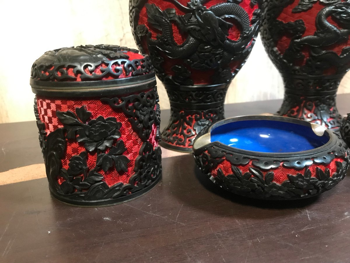 ☆中古☆ 中国古玩 堆朱 椎黒 花瓶 灰皿 蓋物 龍花彫刻 一式揃 堆朱 売切り屋銅板彫刻 |