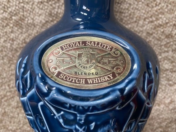 未開封　古酒　 Salute 21年 ロイヤルサルート　赤　青　2本 未開栓/ロイヤルサルート/21年/ROYAL SALUTE/青陶器ボトル/巾着付き