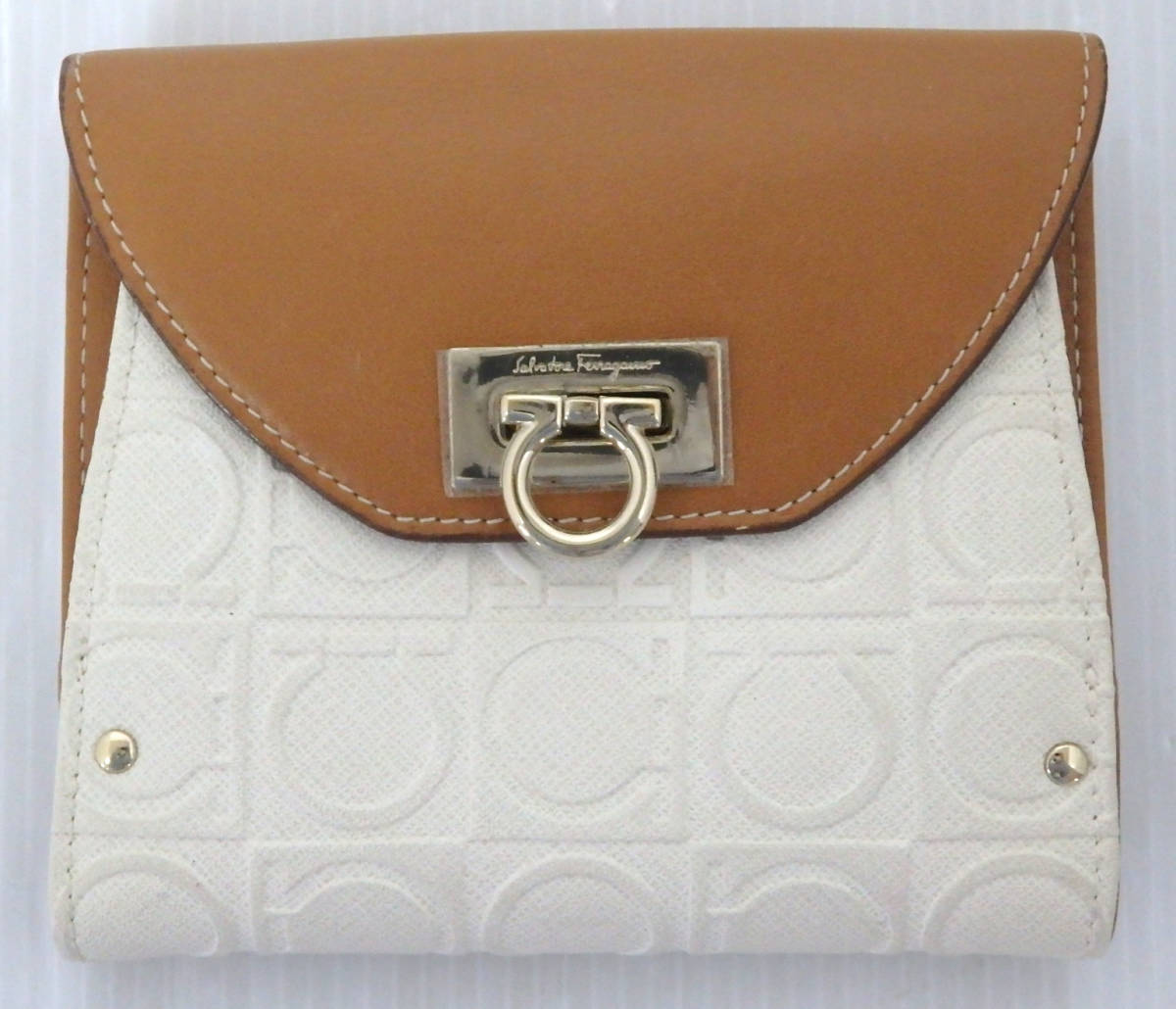 値引きしました 新品 SALVATORE FERRAGAMO 財布 転ばす